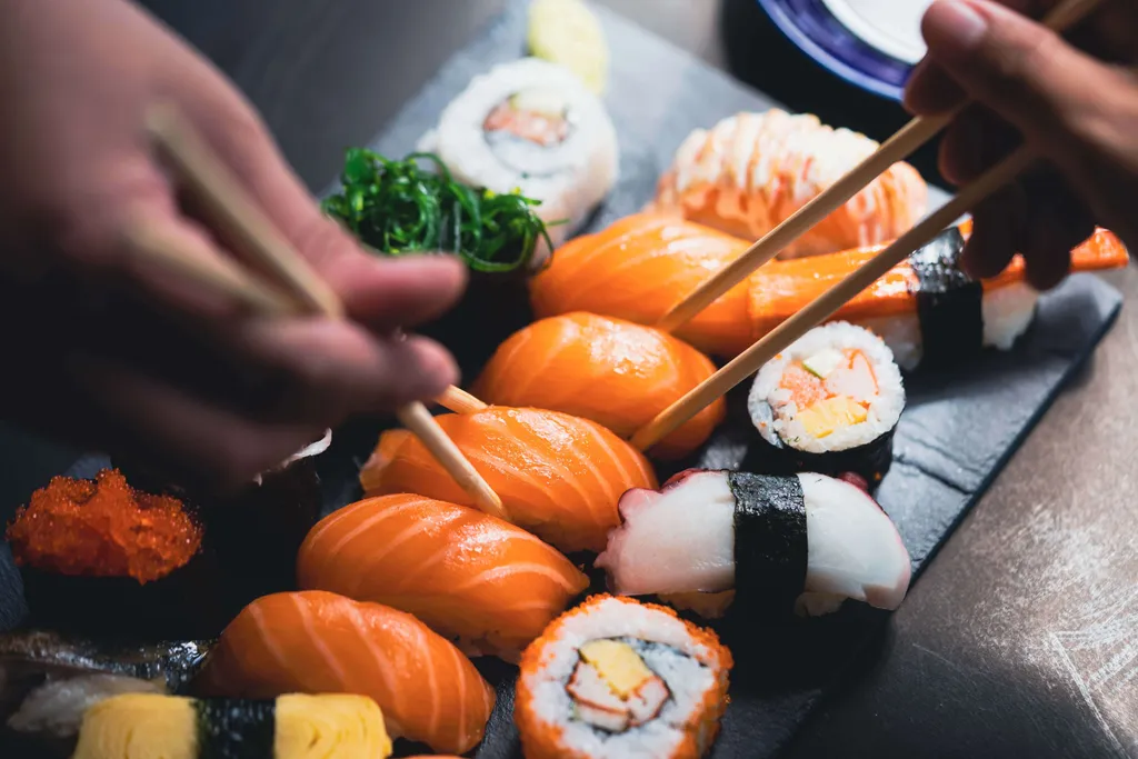 Auswahl an Sushi und Nigiri mit Lachs, Maki und Algensalat, serviert auf einer Platte