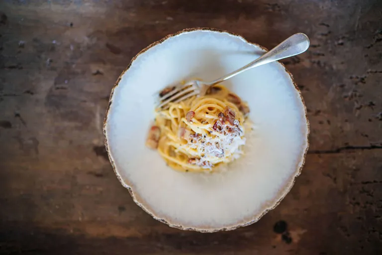 Klassische Spaghetti Carbonara mit Speck und frisch geriebenem Parmesan