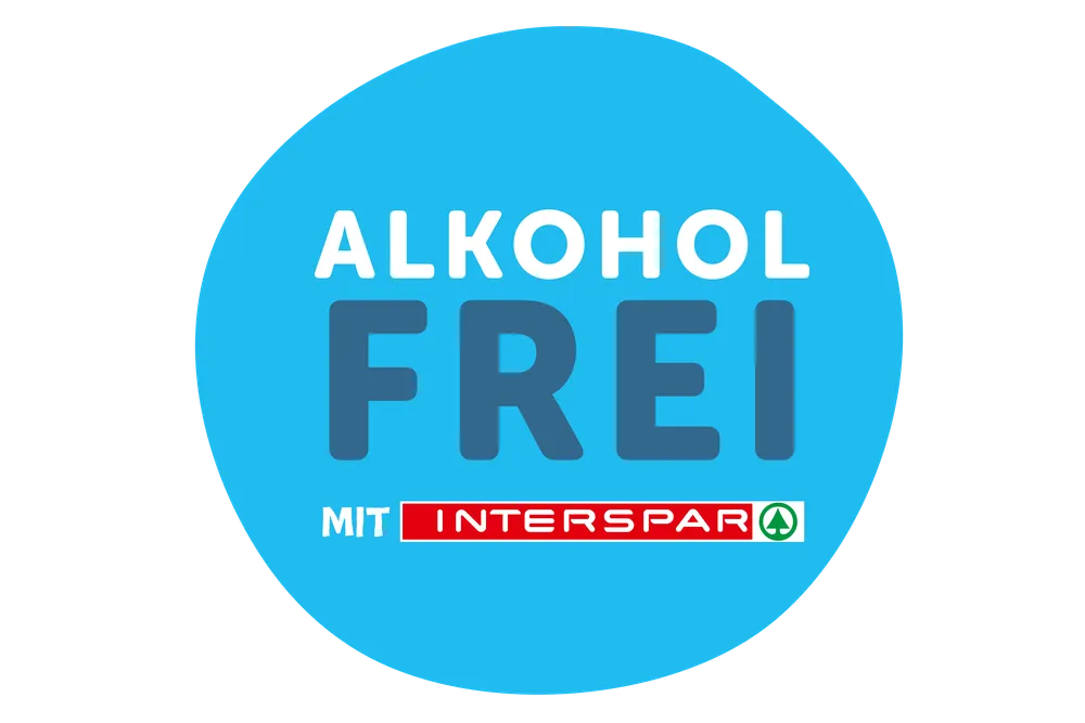 Blaues Schild mit der Aufschrift „ALKOHOL FREI“ in weißer und grauer Schrift über „MIT INTERSPAR“ in rot und weiß.
