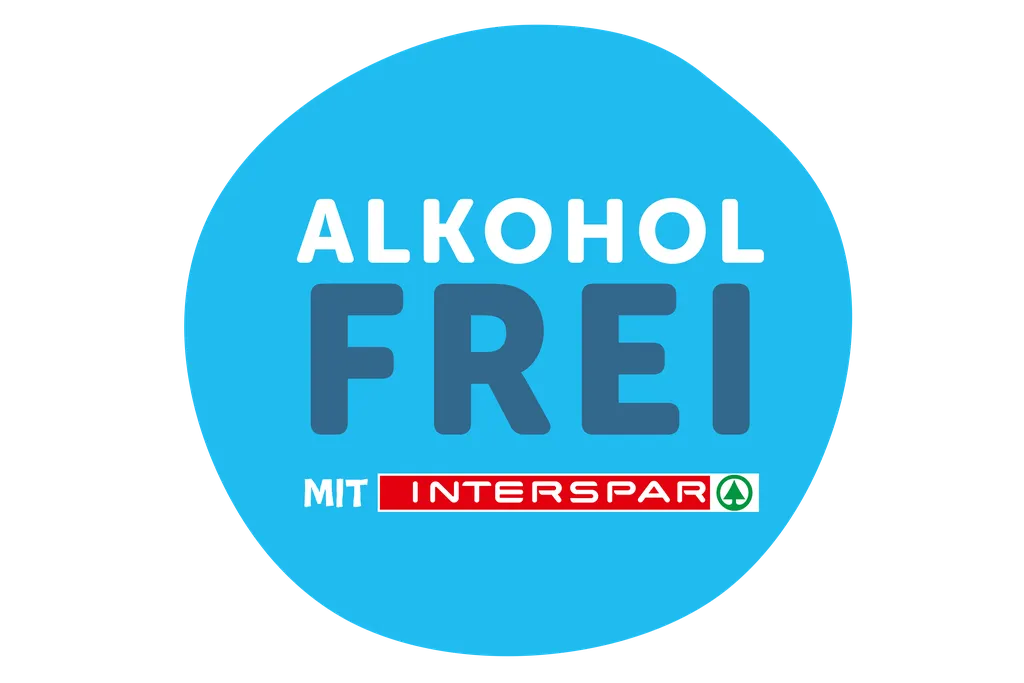 Blaues Schild mit der Aufschrift „ALKOHOL FREI“ in weißer und grauer Schrift über „MIT INTERSPAR“ in rot und weiß.