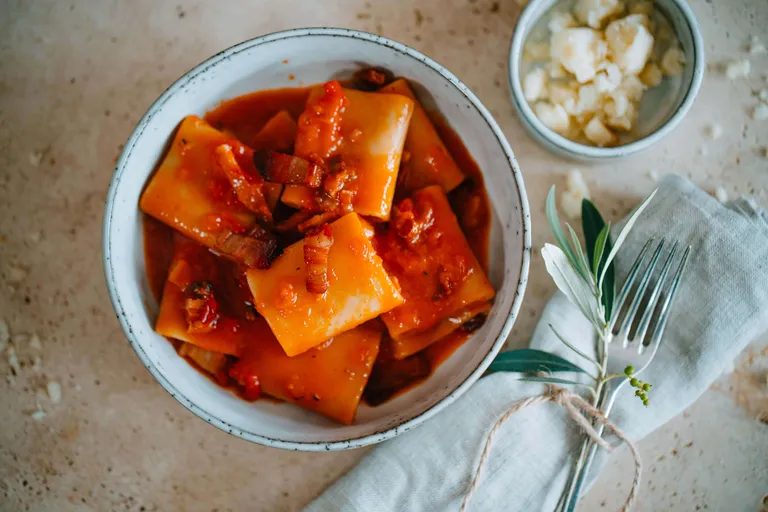 Paccheri in würziger Amatriciana-Sauce mit Speck und Pecorino