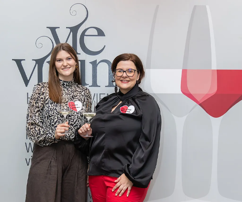 Waltraud Scharnagl und Verena Langmann lächeln in die Kamera, Weinglas in der Hand