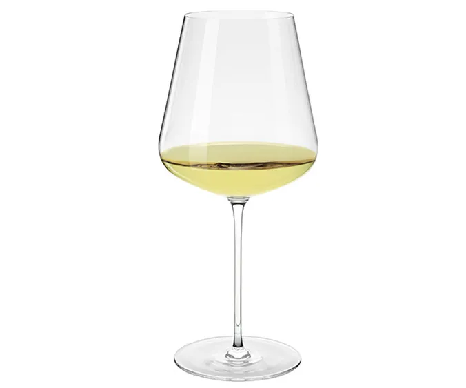 Ein klares Chardonnay-Weinglas, gefüllt mit Chardonnay-Weißwein, vor einem schlichten weißen Hintergrund.