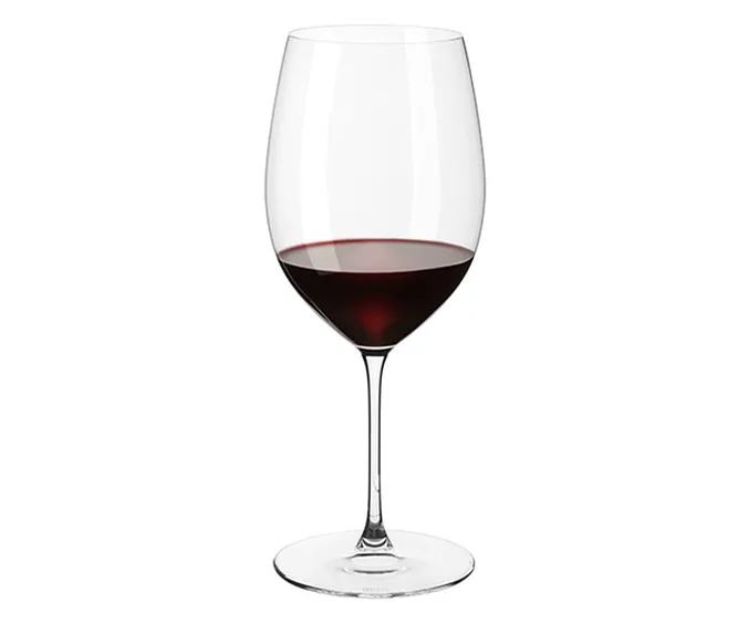Ein klares Bordeaux-Weinglas, zur Hälfte mit Bordeaux-Rotwein gefüllt, vor einem schlichten weißen Hintergrund.