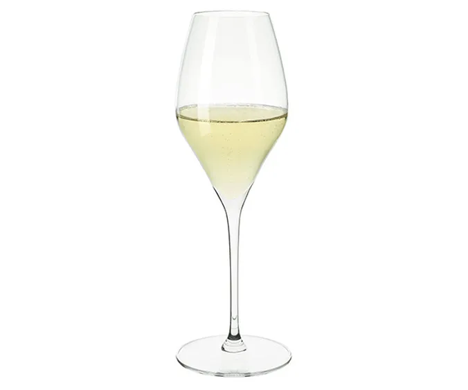 Ein Champagnerglas, gefüllt mit sprudelndem, hellgelbem Champagner.