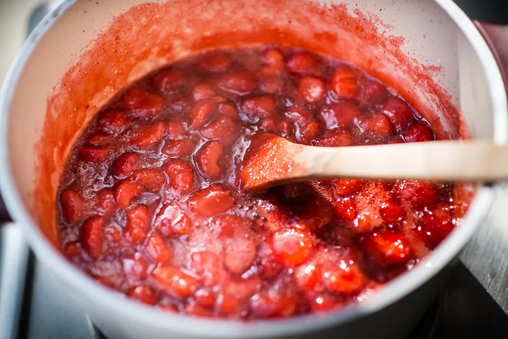 Erdbeeren werden im Topf für Marmelade eingekocht