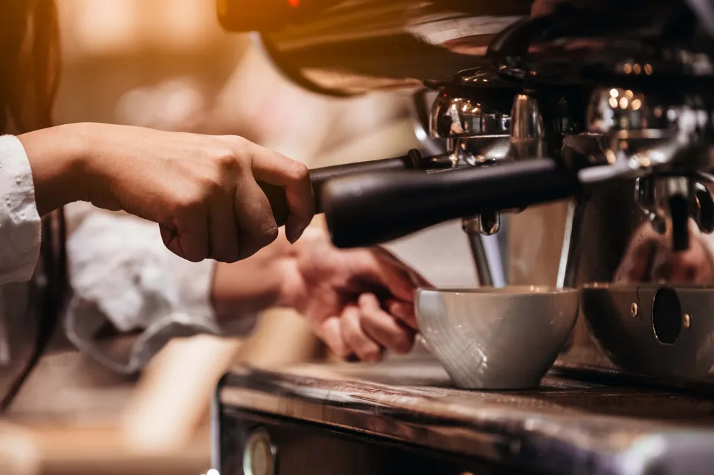 Siebträger wird für die Zubereitung von frischem Kaffee in eine Espressomaschine eingesetzt