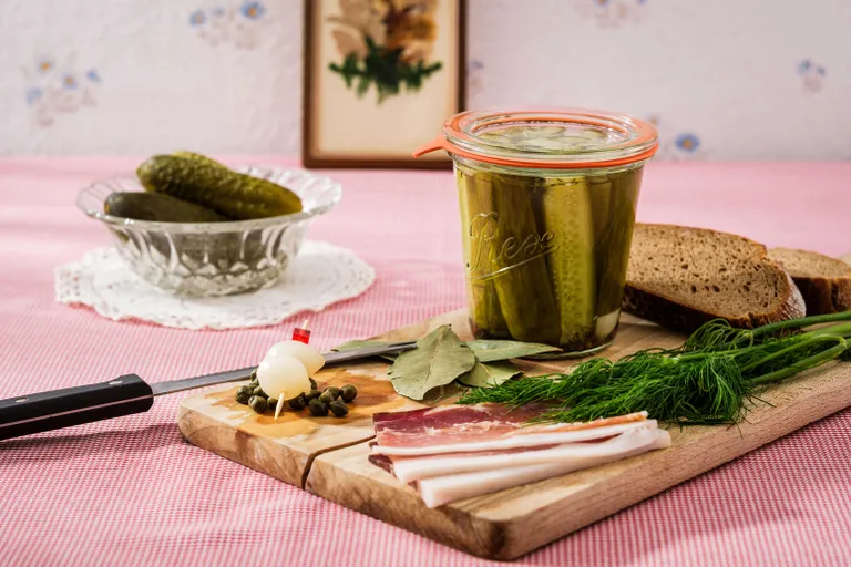 Selbst eingelegte Essiggurken im Weckglas mit Dill und Gewürzen