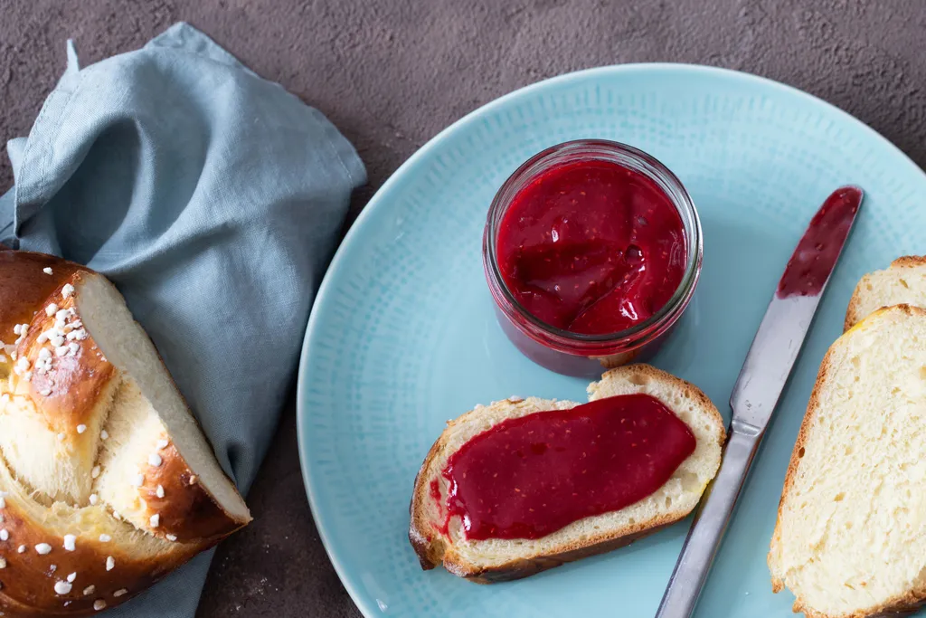 Brioche mit selbstgemachter Marmelade auf einem Teller