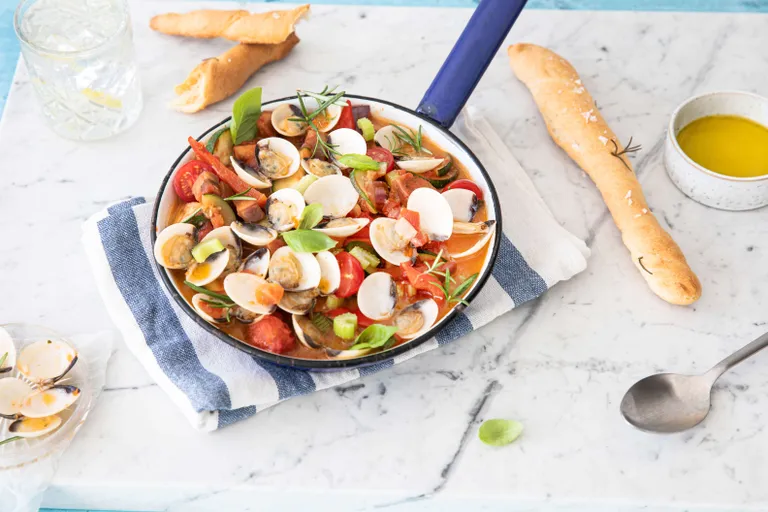Mediterraner Muschel-Eintopf mit Tomaten, Kräutern und Weißbrot