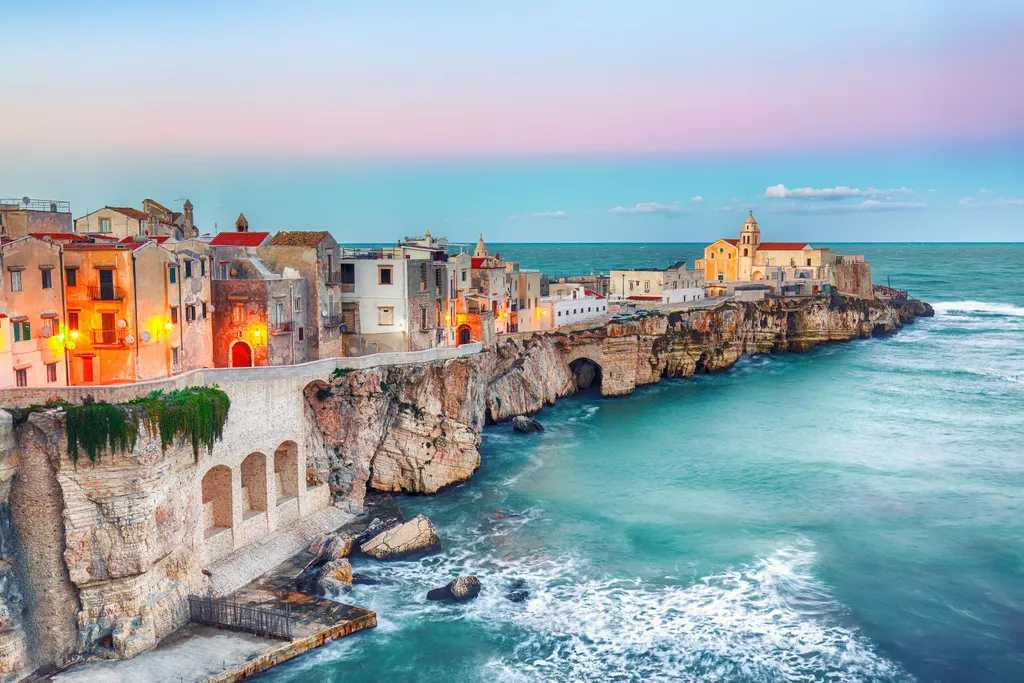 Historische Altstadt von Vieste auf den Klippen der Adriaküste in Apulien
