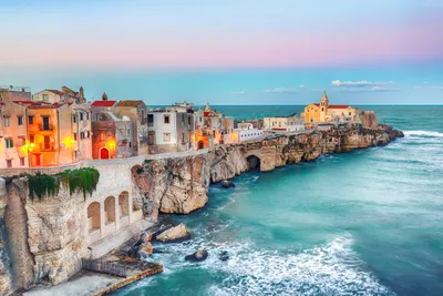 Historische Altstadt von Vieste auf den Klippen der Adriaküste in Apulien
