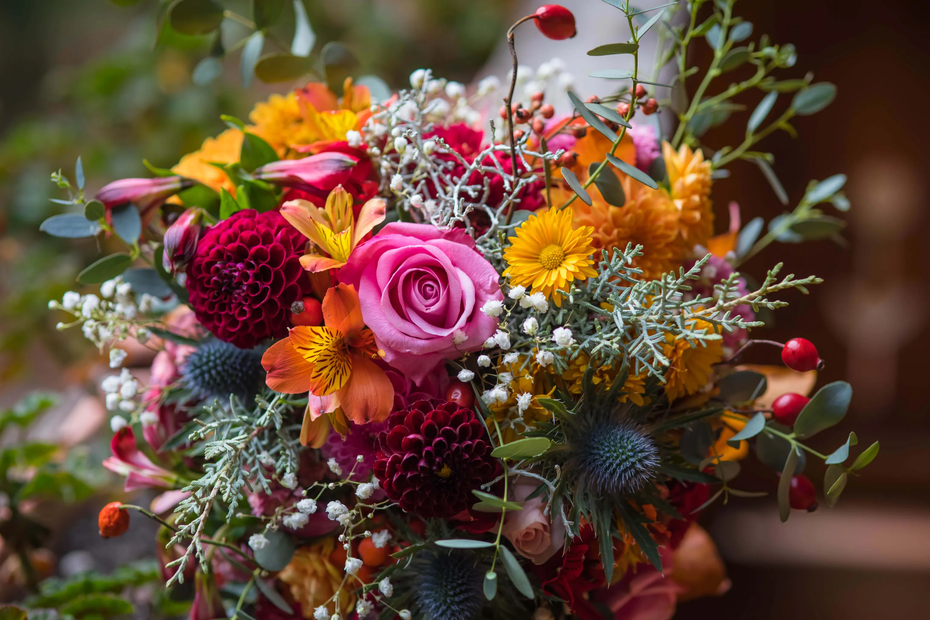 Ein üppiger Blumenstrauß in bunten Farben mit Rosen, Dahlien, Eukalyptus