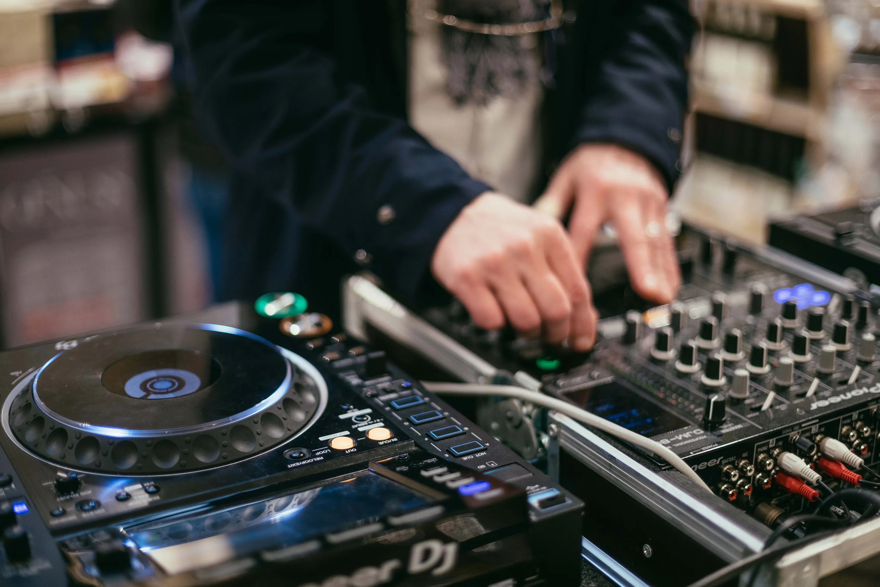 Ein DJ an einem DJ-Mischpult im INTERSPAR Hypermarkt Am Schottentor
