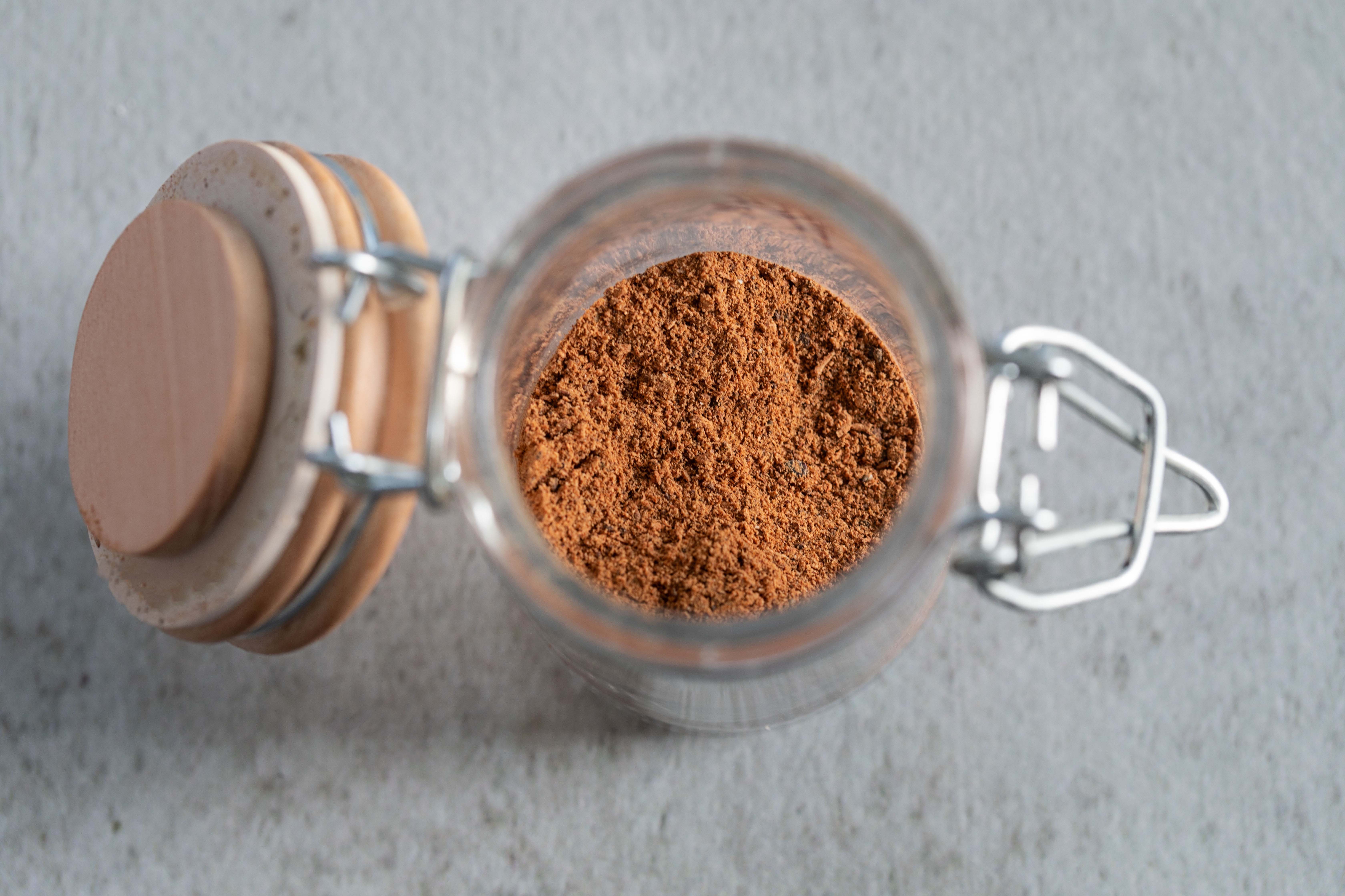 Pumpkin-Spice-Gewürzmischung im Glas Pumpkin-Spice-Gewürzmischung in einem geöffneten Vorratsglas