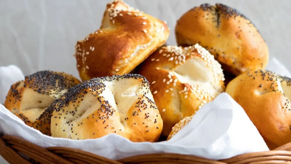 Ein Brotkorb voller Laugengebäck