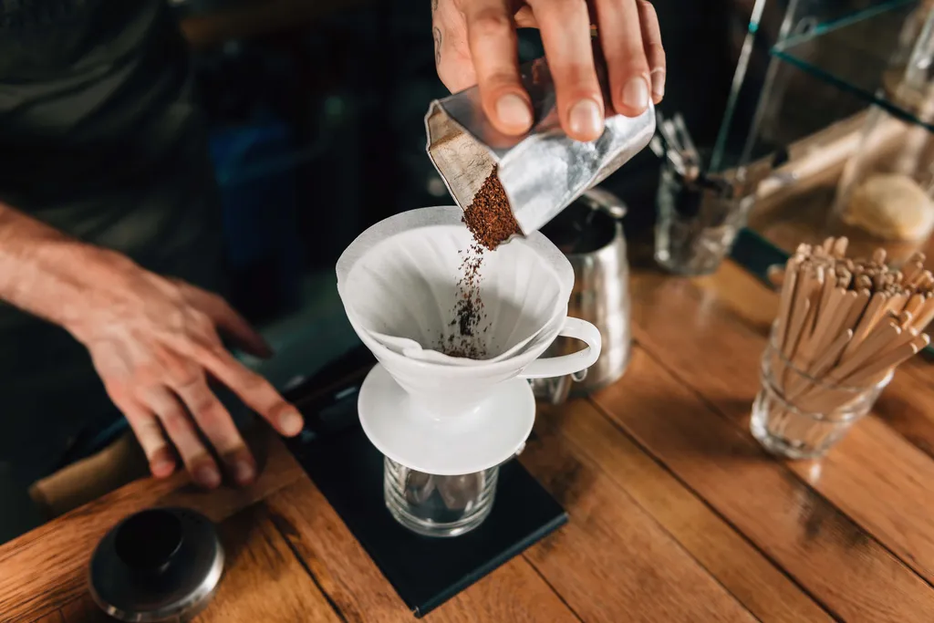 Gemahlener Kaffee wird für die Zubereitung von Filterkaffee in einen Handfilter gefüllt