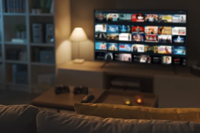 Fernsehen am Abend mit indirekter Beleuchtung im Wohnzimmer