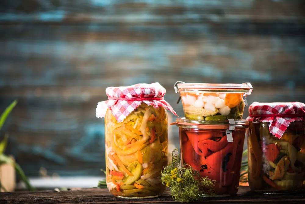 Verschiedene fermentierte Gemüsesorten in Einmachgläsern