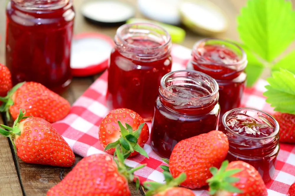 Frische Erdbeermarmelade in mehreren Einmachgläsern