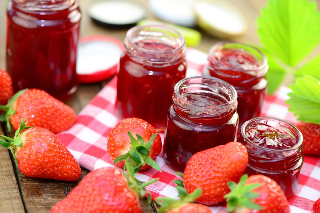 Frische Erdbeermarmelade in mehreren Einmachgläsern