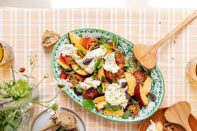 Sommersalat mit Burrata, Nektarinen, Tomaten und frischen Kräutern