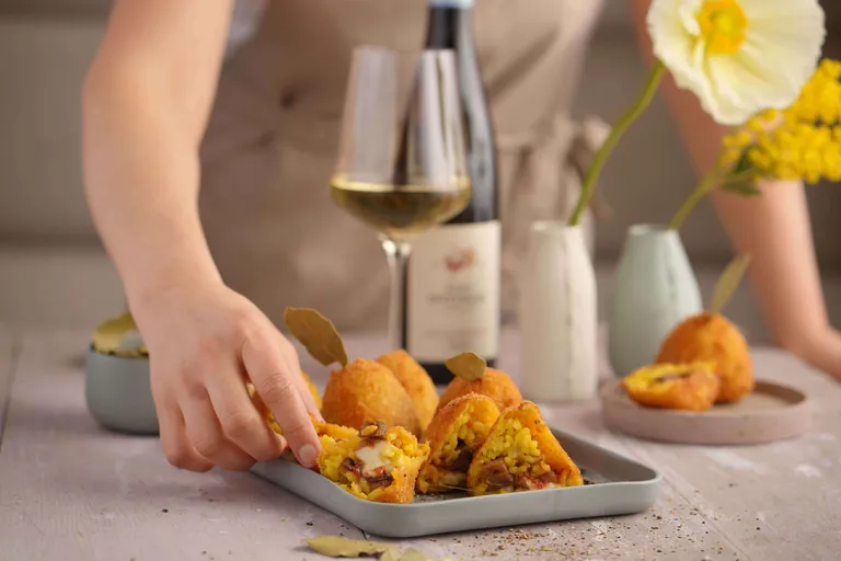 Knusprige Arancini mit Safranfüllung als Begleitung zu Weißwein
