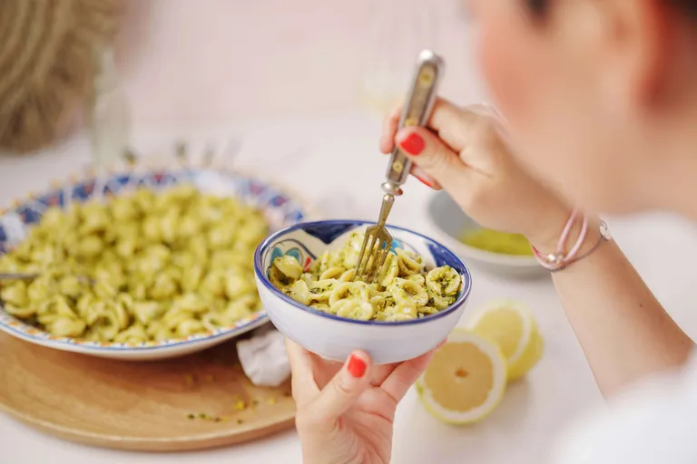 Orecchiette mit frischem Zitronenpesto und Parmesan in einer Schüssel