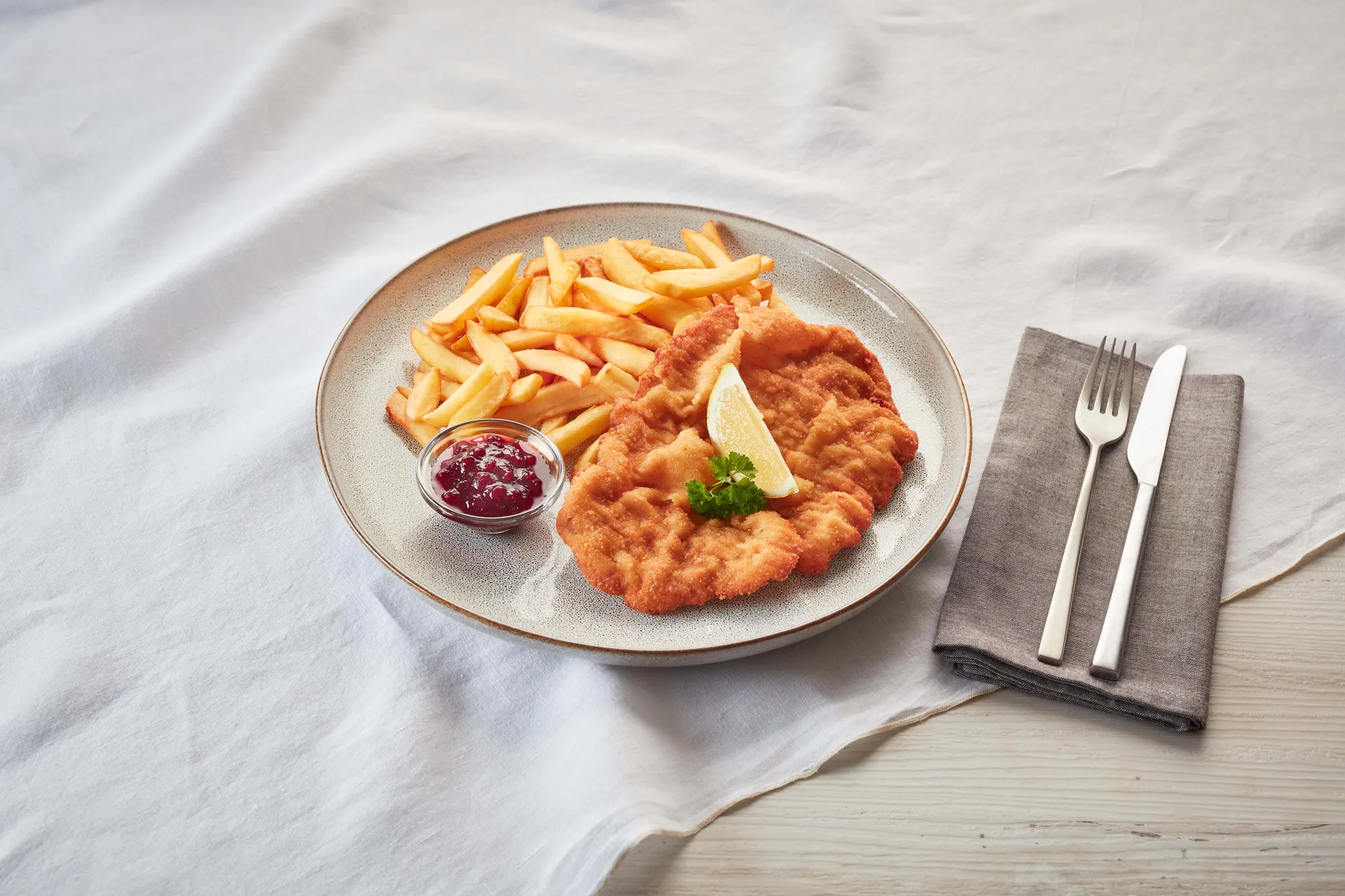 Wiener Schnitzel vom Schwein mit Pommes und Preiselbeeren aus dem INTERSPAR-Restaurant