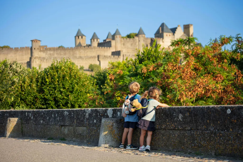 Zwei Kinder betrachten eine historische Burg während eines Familienausflugs