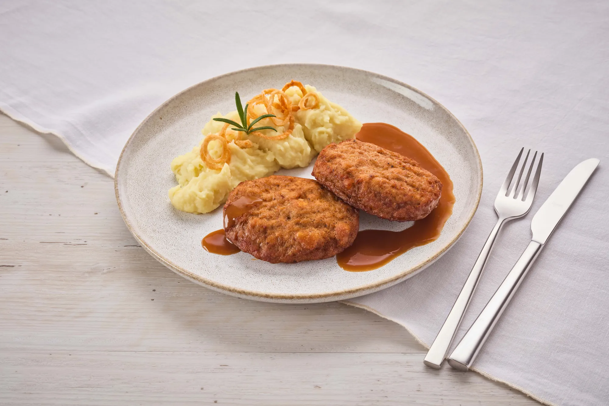 Faschierte Laibchen mit Kartofffelpüree, Röstzwiebeln und Natursaftl aus dem INTERSPAR-Restaurant
