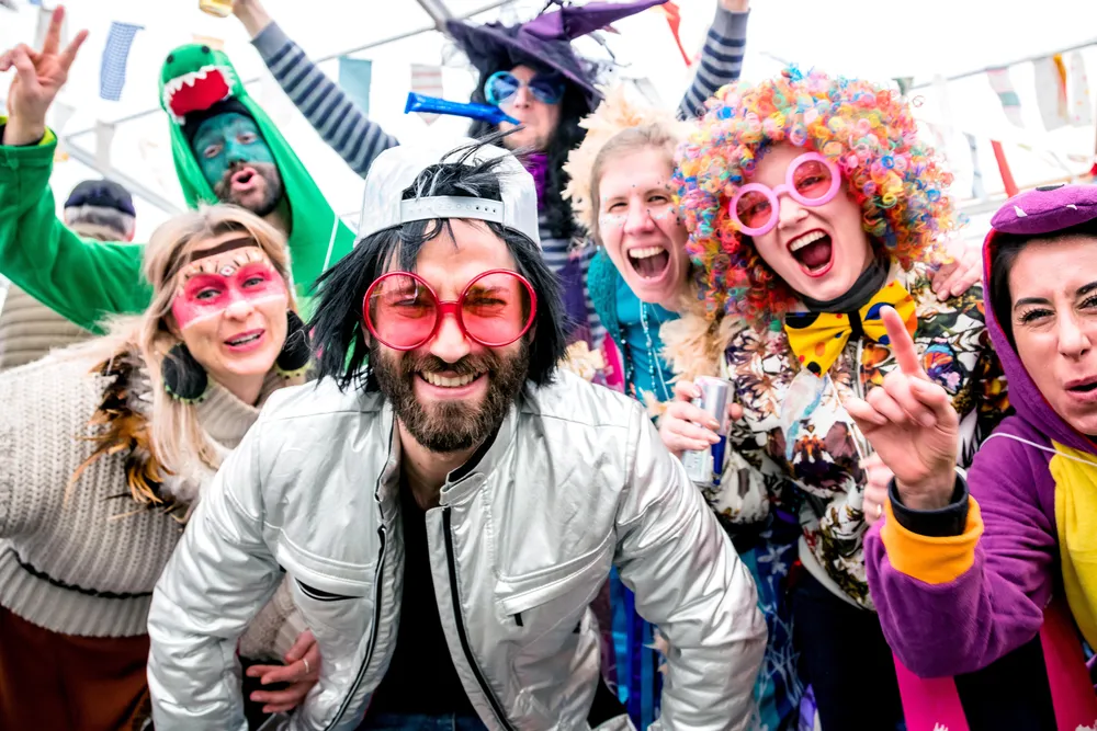 Eine Gruppe von Freunden in Kostümen feiert Fasching