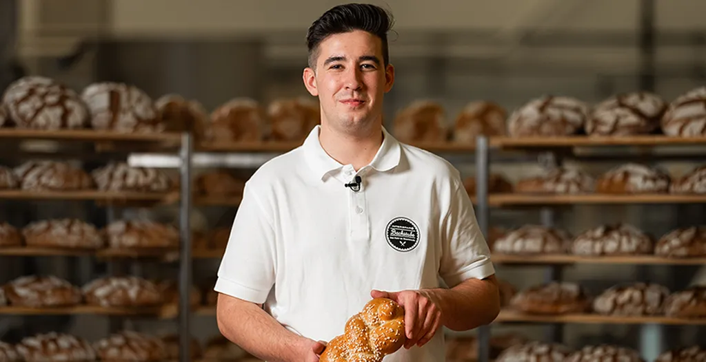 Mario Stockner von der INTERSPAR-Bäckerei in Graz mit seinem Bäckerliebling dem Bäckerstriezel