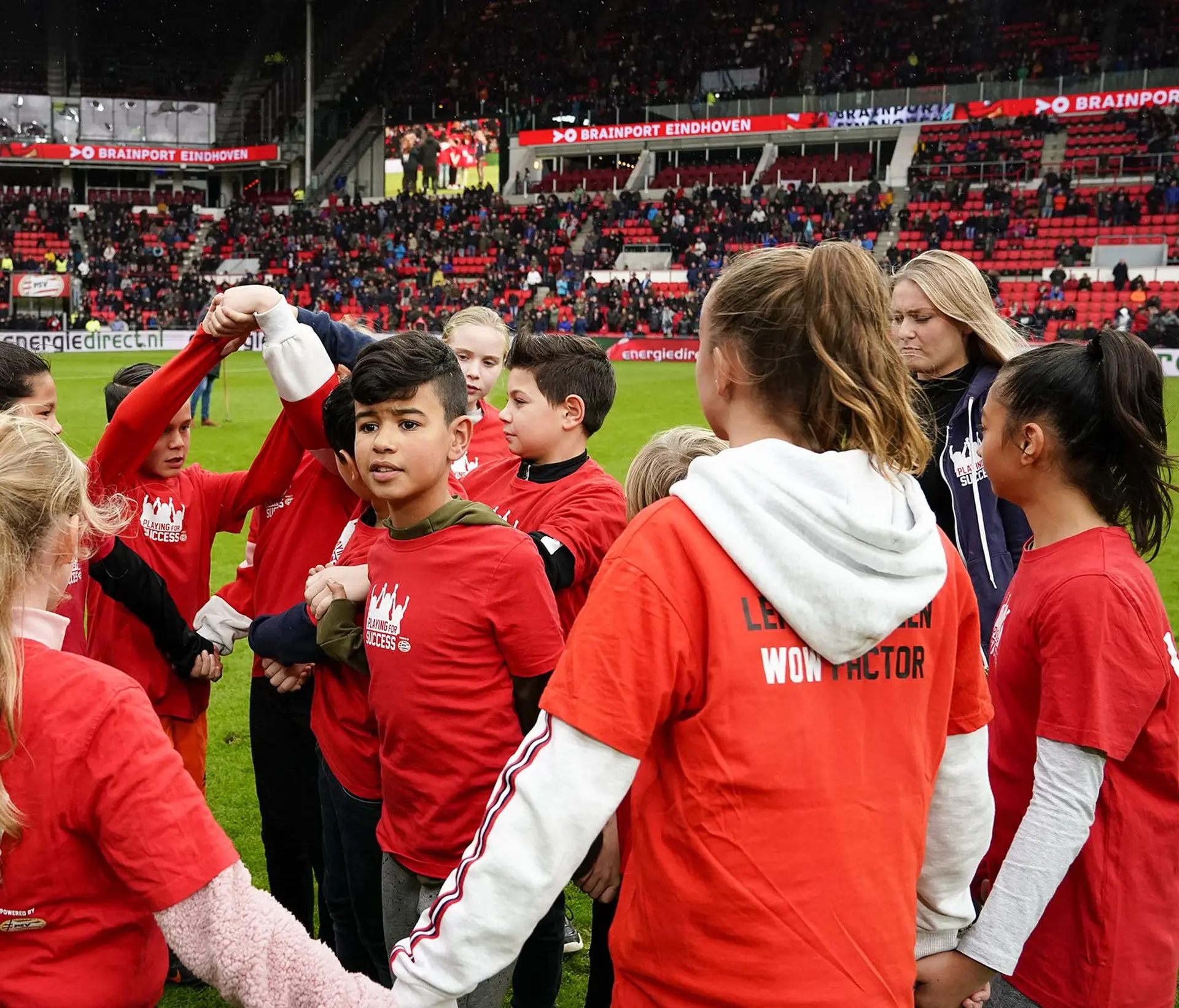 Kinderen van Playing for Success Eindhoven op het veld van het Philips Stadion