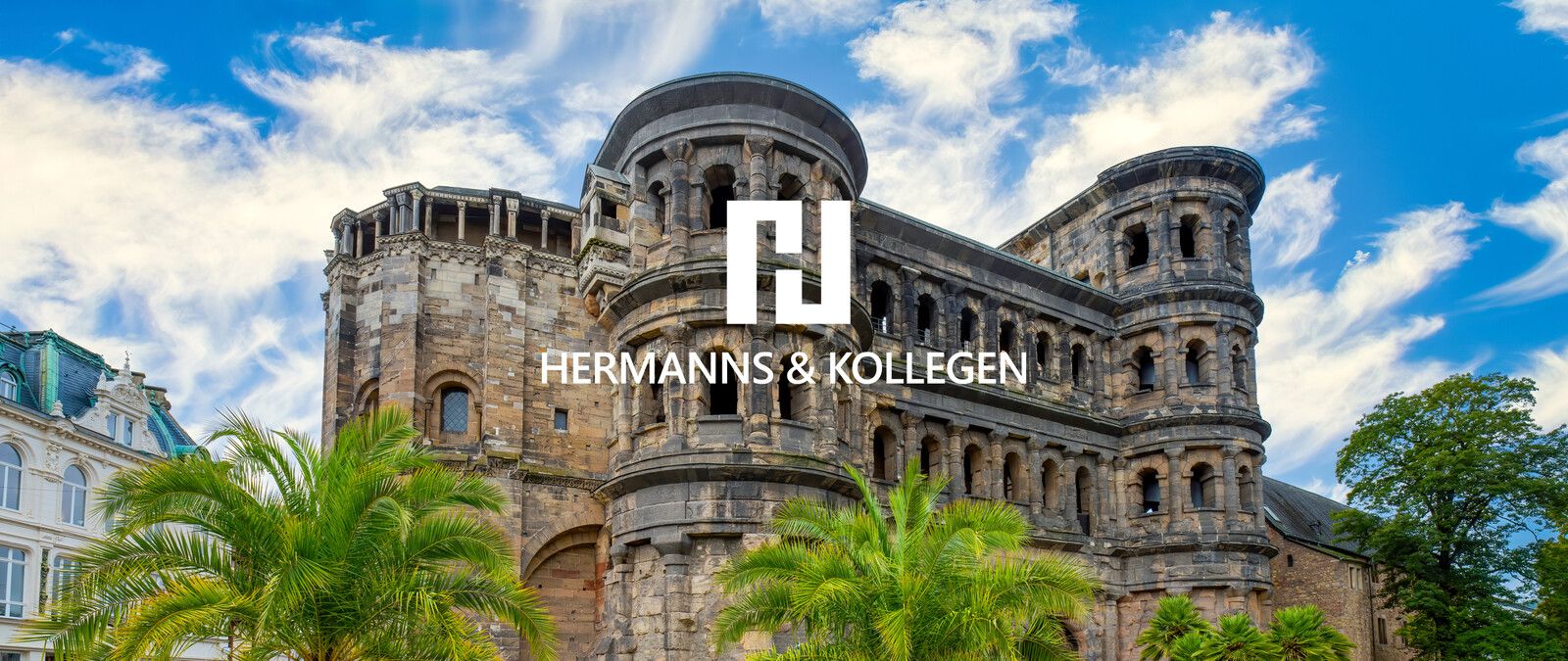 Altes Steingebäude mit Bögen und Fenstern, umgeben von Palmen, unter blauem Himmel, Text "HERMANNS & KOLLEGEN" zentral positioniert. - Thomas Hermanns, BarmeniaGothaer Trier