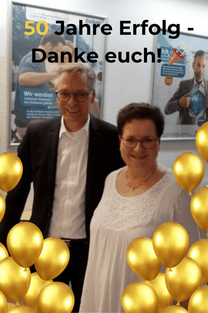 Zwei Personen lächeln vor Postern und Dekorationen mit goldenen Luftballons. Text: "50 Jahre Erfolg - Danke euch! 🎉" - Manfred Bösel, BarmeniaGothaer Essen