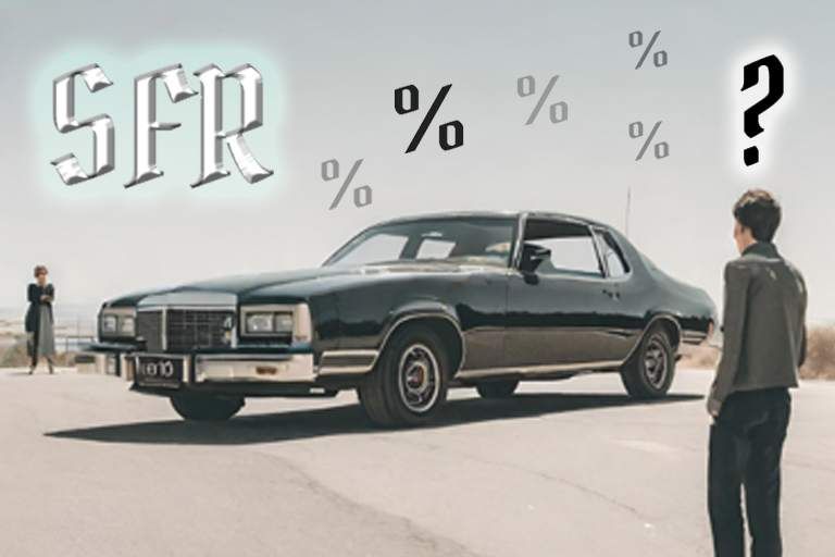Ein schwarzes Oldtimer-Auto steht auf der Straße, umgeben von Personen und Symbolen wie SFR, Prozentzeichen und Fragezeichen in der Luft.