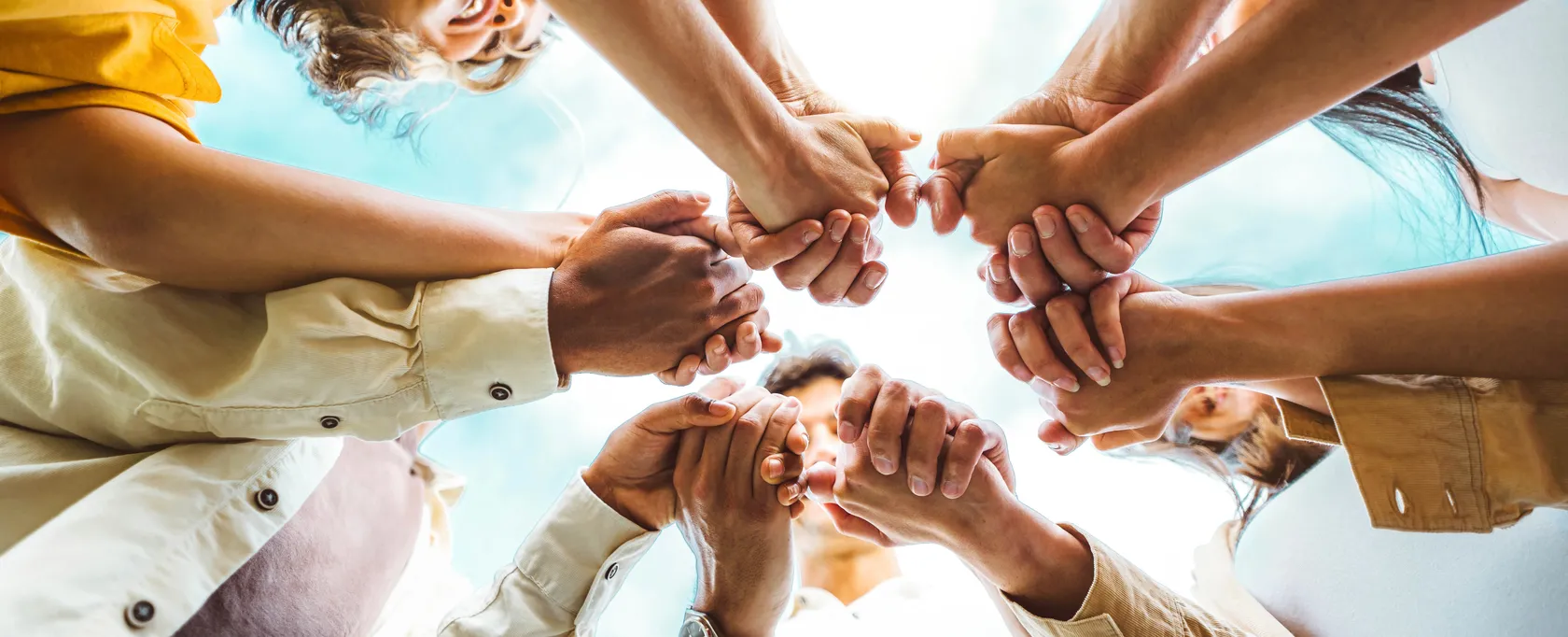 groep-mensen-handen-vast-cirkel