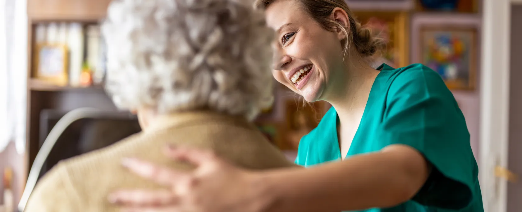 verzorging oude vrouw thuiszorg