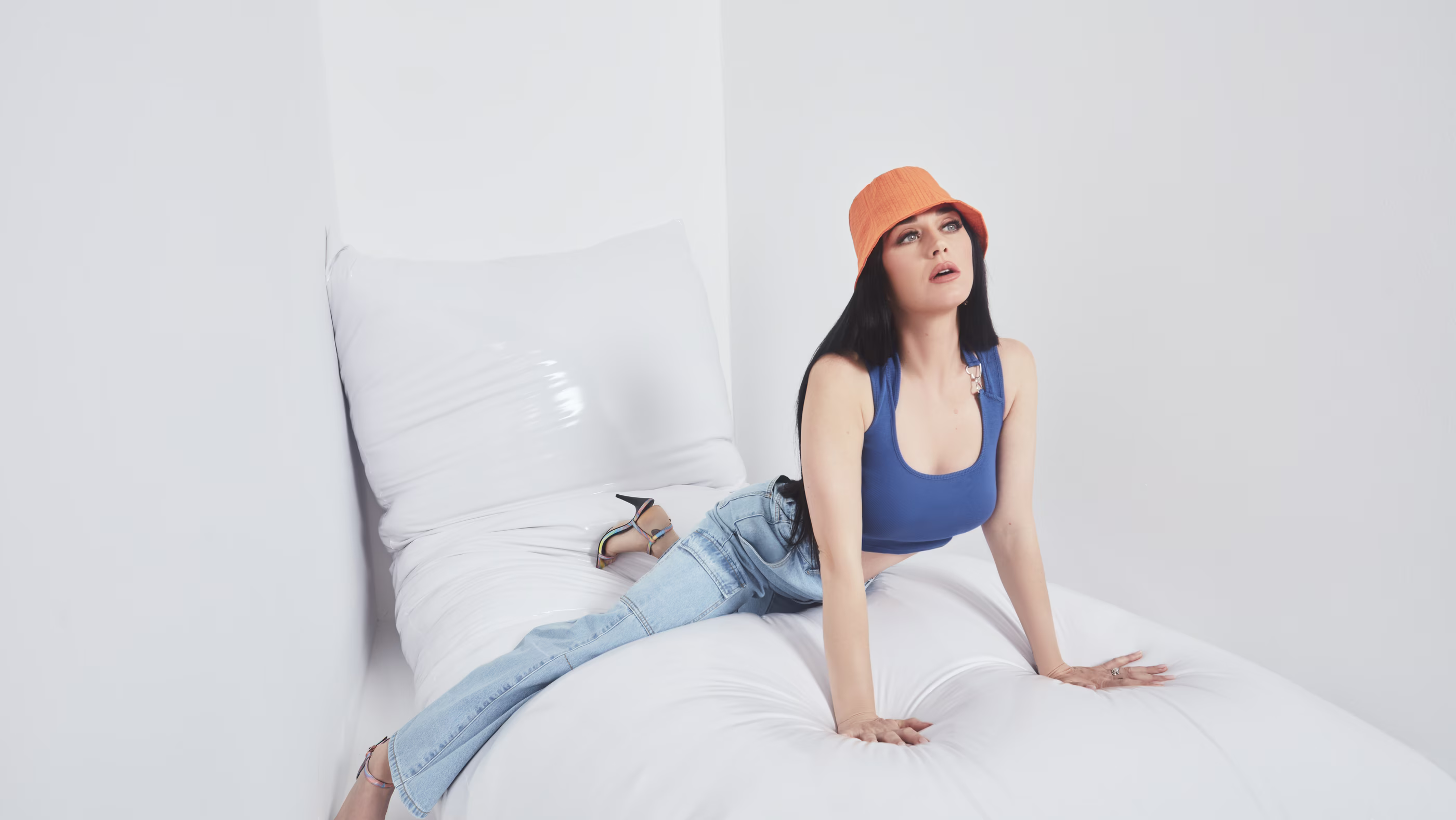 Katy Perry exclusive for ABOUT YOU: The second collection of the international pop star kicks off Spring with bright retro vibes