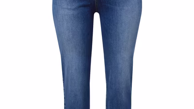 CITA MAASS Spring/Summer 24 pack shots - Cita-Maass-co-created-by-ABOUT-YOU_Pack-Shots_Iris-jeans_mid-blue_5990