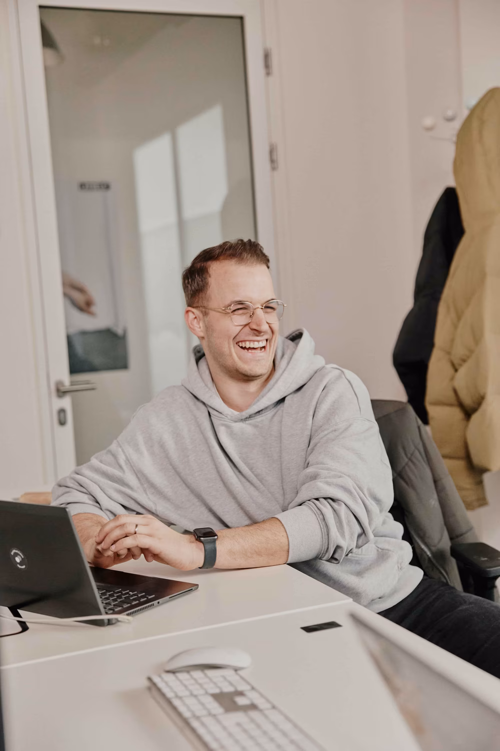 Employees in the ABOUT YOU office hallway
