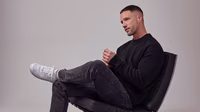 DAN FOX APPAREL Essentials campaign shots - Dan-Fox-Apparel-Essentials-co-created-by-ABOUT-YOU_SS2024_Campaign-Shot_4