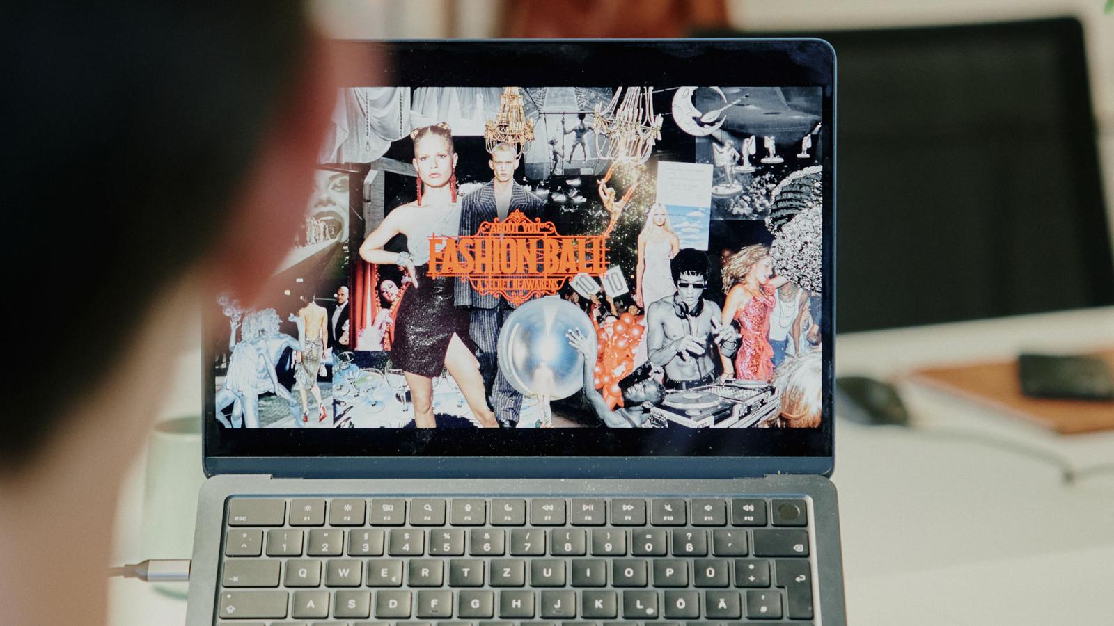 Employees collaborating at the ABOUT YOU office