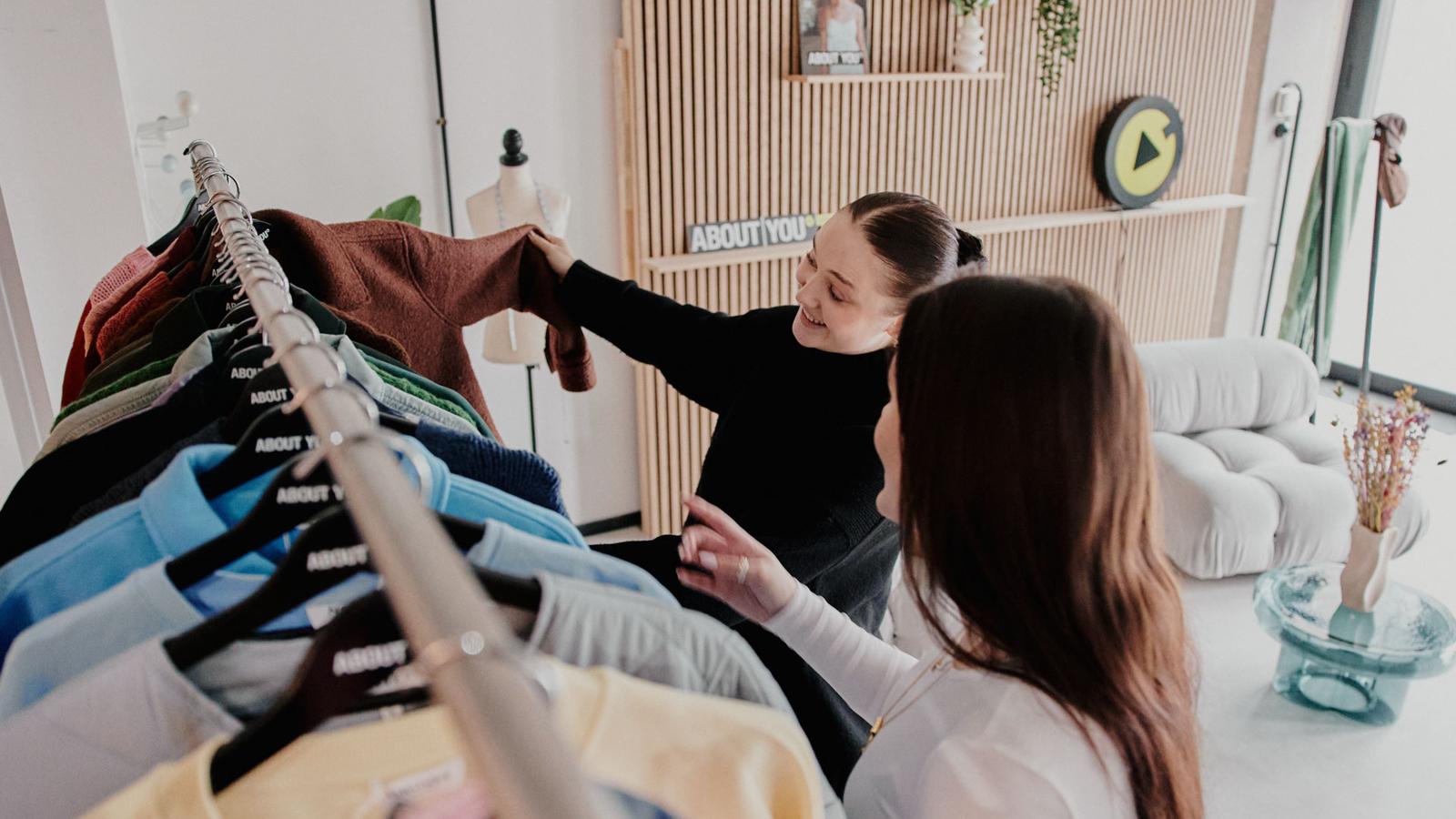 Mitarbeitende bei der Teamarbeit im ABOUT YOU Office