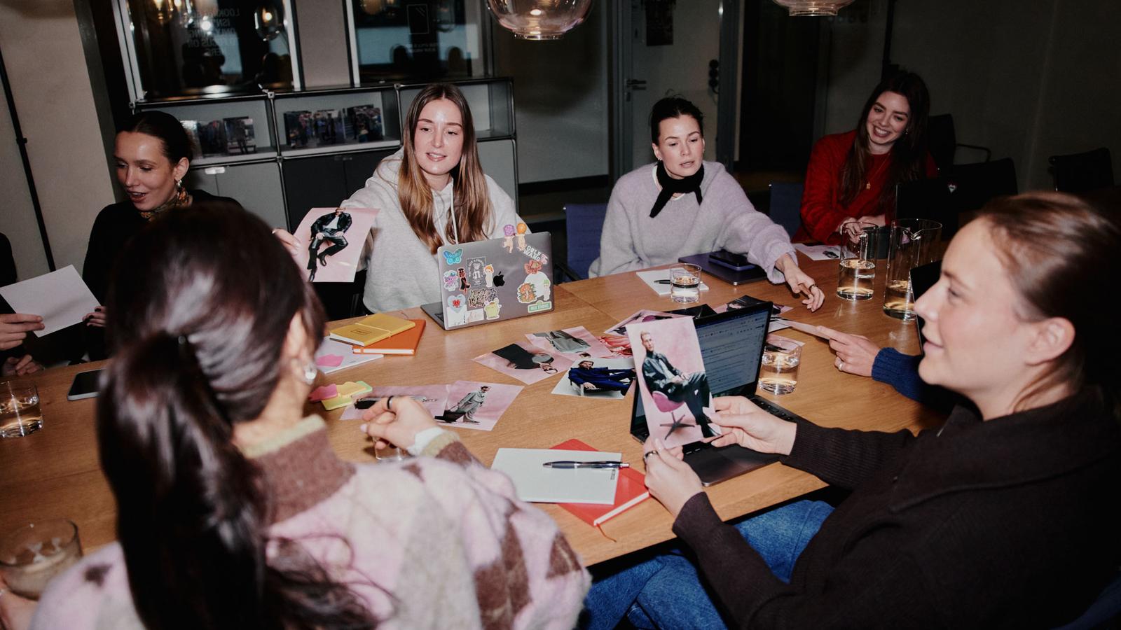 Kollegiale Zusammenarbeit im ABOUT YOU Office