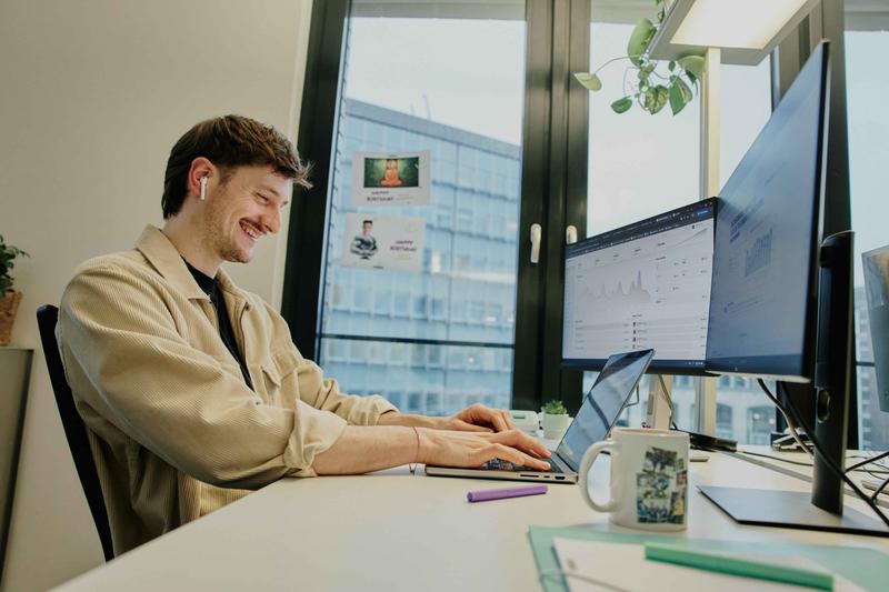 Employees exchanging ideas at the ABOUT YOU office