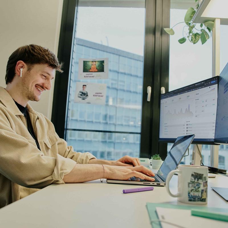Employees exchanging ideas at the ABOUT YOU office