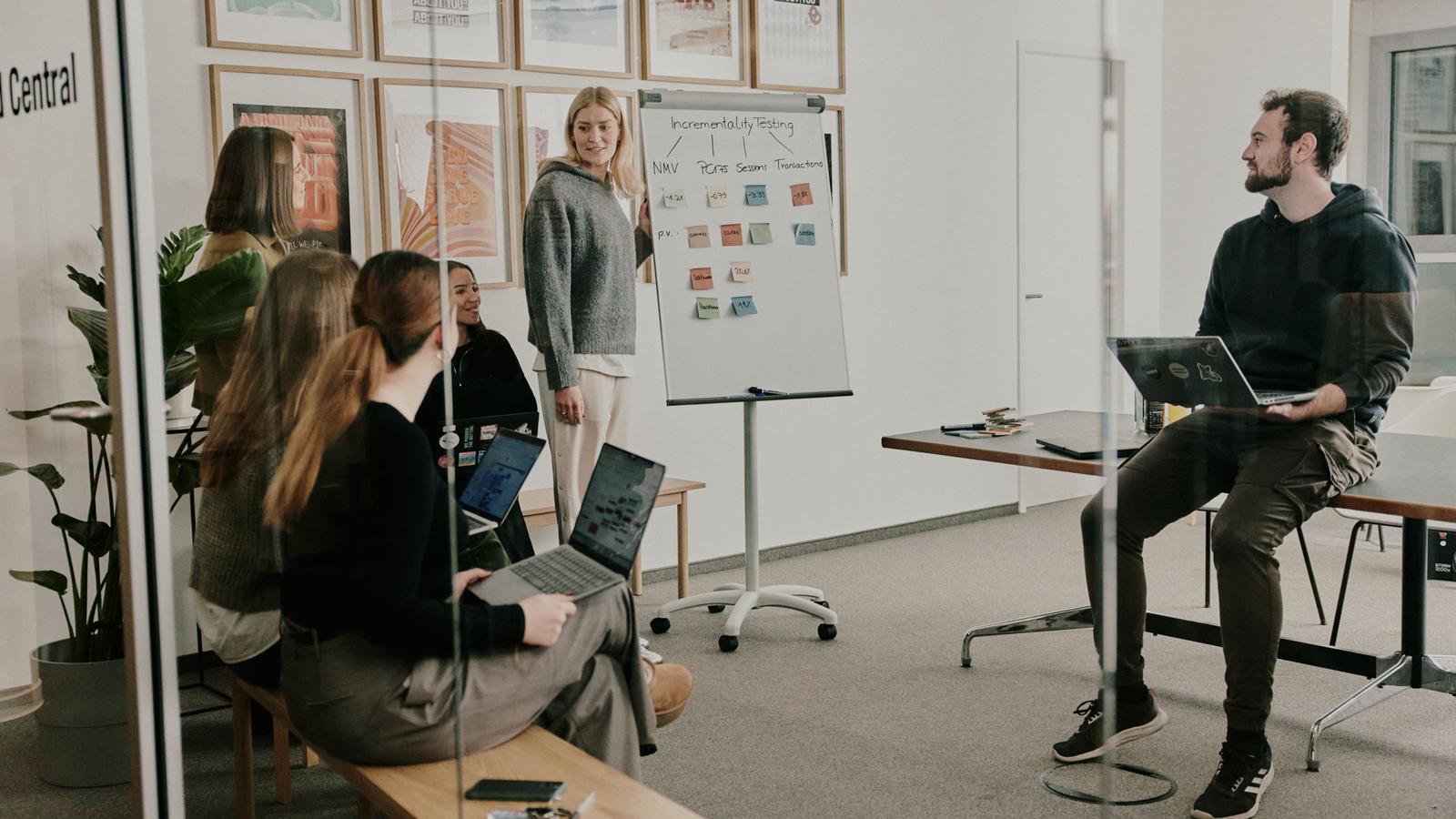 Mitarbeitende am Empfang im ABOUT YOU Office