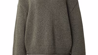 Marie von Behrens Autumn/Winter 23 pack shots - Marie-von-Behrens-co-created-by-ABOUT-YOU_AW23_pack-shots_GSR-Suzi-pullover_dark-olive-green_13900